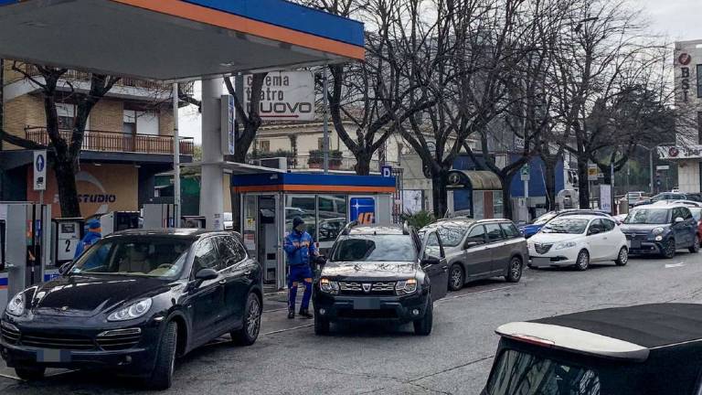 Caro benzina: tutti in fila a San Marino, ma i prezzi bassi non dureranno