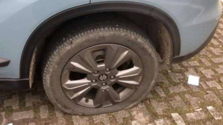 Ospedale Imola, vandali nel parcheggio: gomme tagliate alle auto