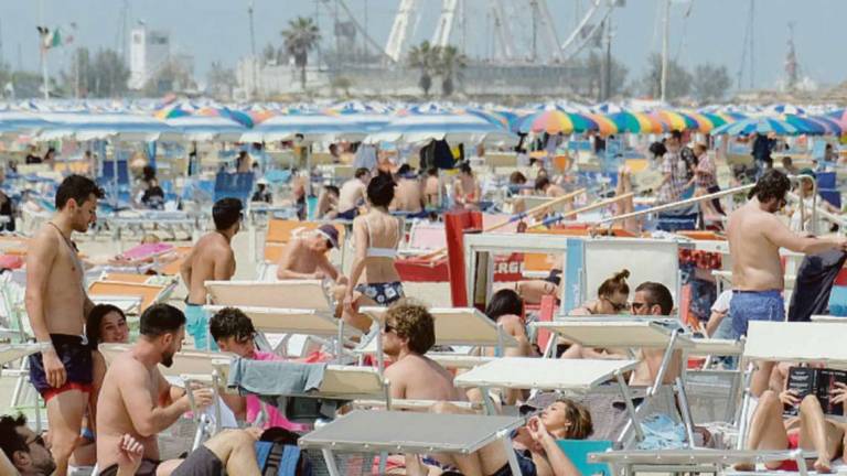 Nessuna illuminazione e pubblicità irregolare: le multe dell'estate in spiaggia a Rimini