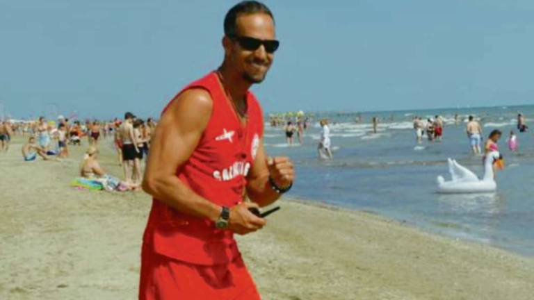 Rimini, anziano rischia di morire in mare, salvato in extremis