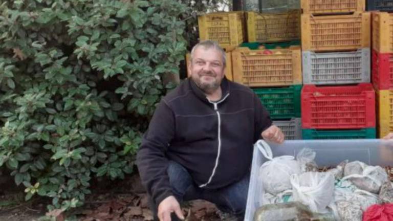 Imola, regala frutta in cambio di mozziconi: Rimossi 3,5 milioni di sigarette