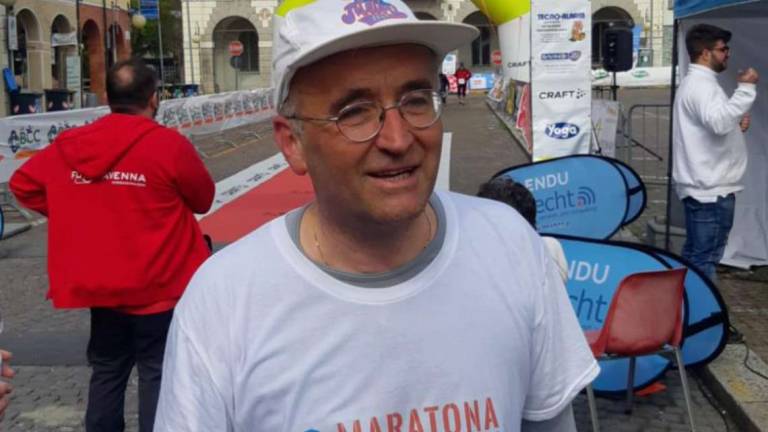 Russi, super don Luca alla maratona: si ferma a pregare nelle parrocchie lungo il percorso ma chiude entro il tempo limite