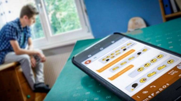 Ravenna, botte davanti a scuola per vendicare la fidanzata