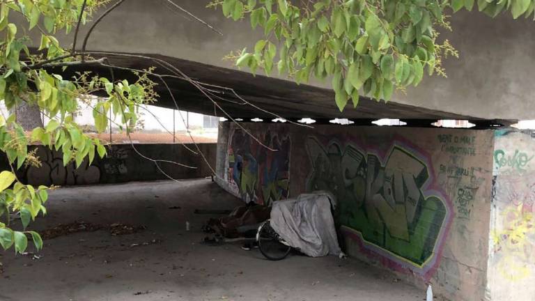 Cesena: nel viadotto rinnovato tornano a dormire i senza tetto