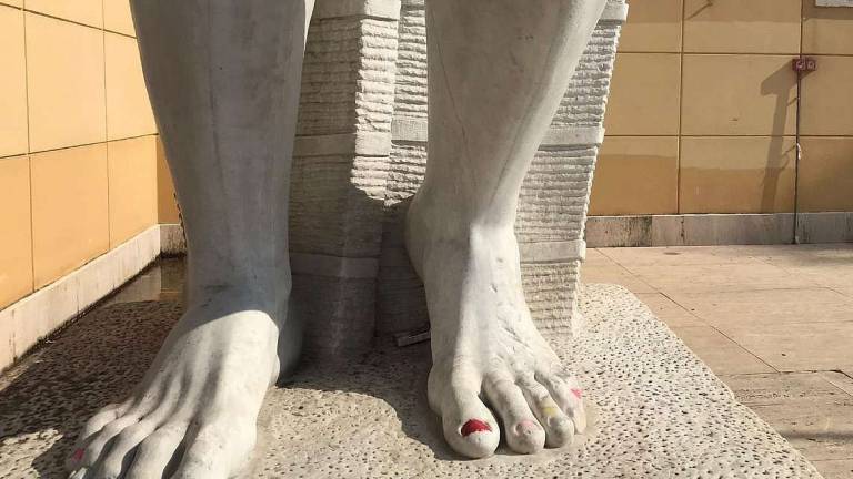 Forlì, che tristezza le unghie colorate alla statua di Icaro