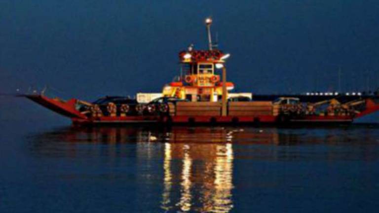 Marina di Ravenna, avaria al traghetto, servizio sospeso