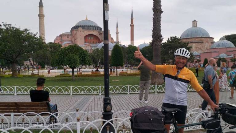Riminese a 65 anni compra una bici e pedala fino a Istanbul: Mi ha convinto Jovanotti