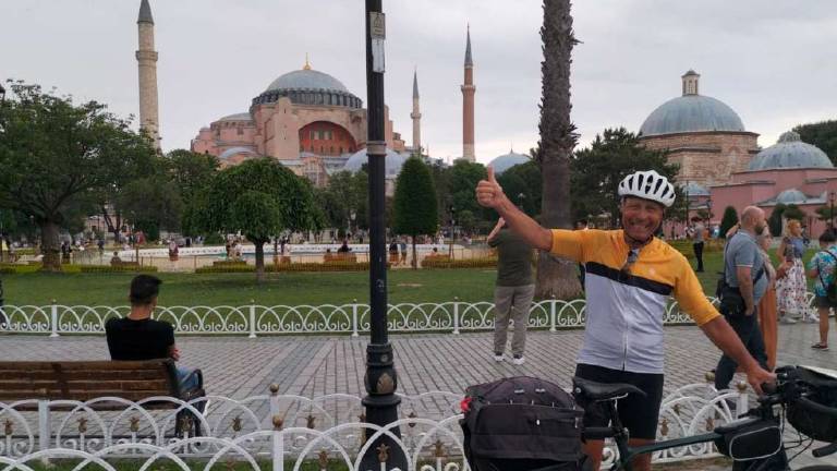 Riminese a 65 anni compra una bici e pedala fino a Istanbul: Mi ha convinto Jovanotti