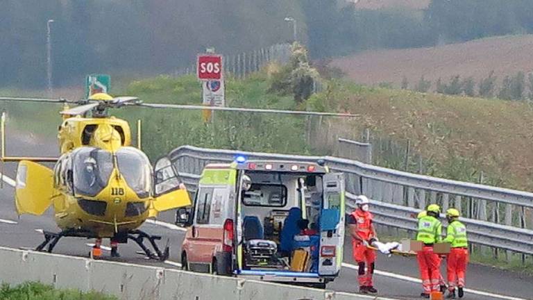L'auto è in panne e scende: muore 37enne di Cervia, travolto in A14 a Scacciano