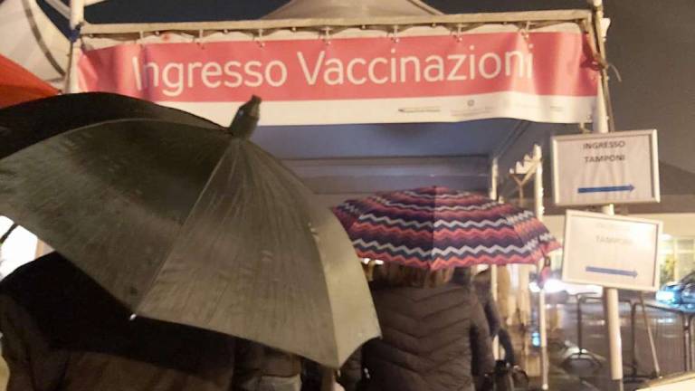 Cesena: 6 decessi nella pandemia e fila al punto vaccinale