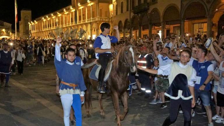 Palio di Faenza, la polemica sugli ingaggi dei cavalieri: voci su cifre fino a 20mila euro