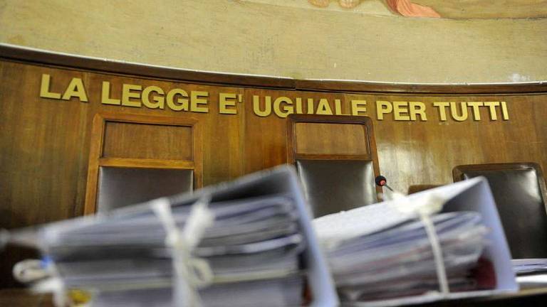 Raggirato e abbandonato in tribunale a Ravenna. Condannata 2 anni