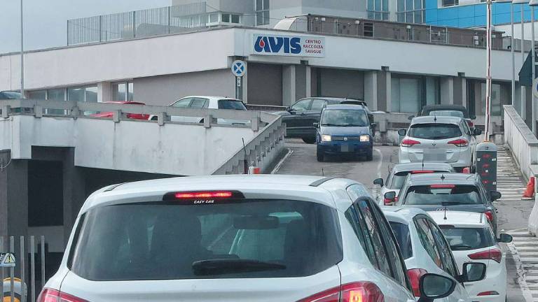 Rimini. No vax mette l'auto di traverso al drive through