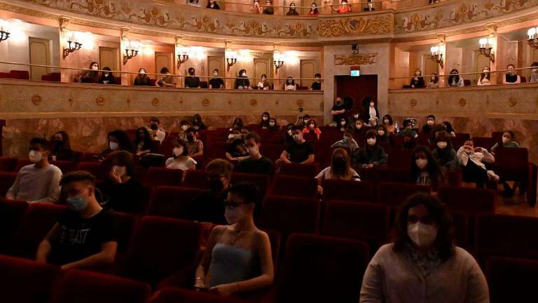Imola, 200 giovani riaprono il Teatro Comunale