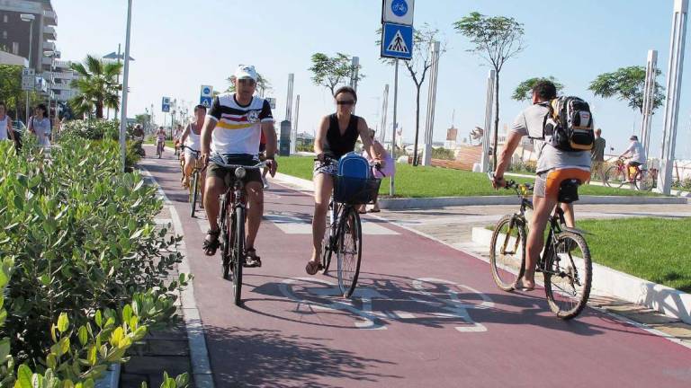 La protesta: La ciclabile di Marina Romea toglie 200 posti auto