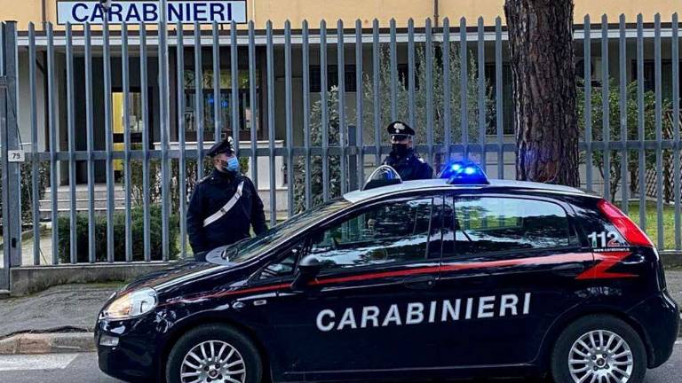 Cattolica, gli prestano trentamila euro e pretendono la licenza del negozio