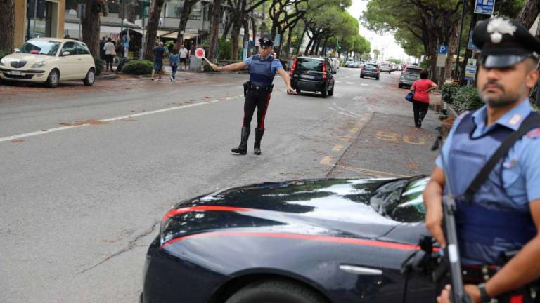 Longiano, guida senza patente, tenta di investire i carabinieri e rompe la paletta: arrestato