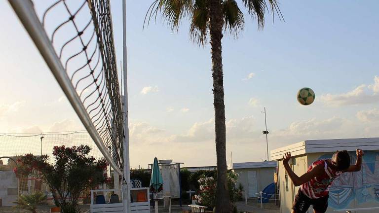 Rimini, teqball e table mania: in spiaggia si gioca a pallone sui tavolini