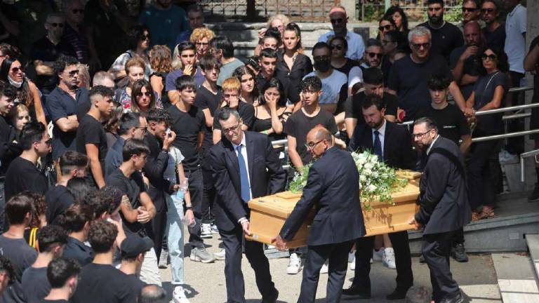 Imola, tragico incidente in bici. Commosso addio a Simone Bergamini