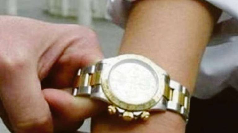Riccione, rubano orologio da 100mila euro, poi perdono i documenti: arrestati