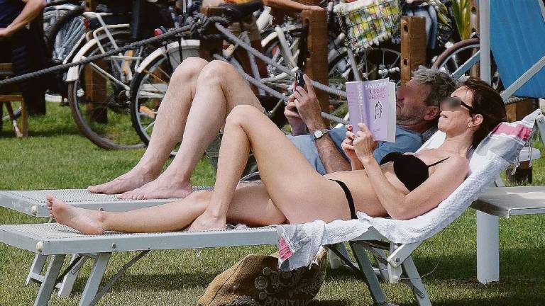 Rimini, sole in riviera: assalto alla spiaggia e al Parco del mare