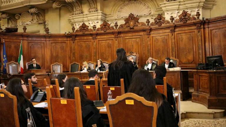 Rimini, la aggredì con un coltello fra i denti e tentò di stuprarla