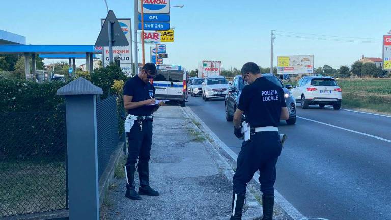 Caduta in bici a Cesena: ferito un 87enne