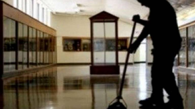Palpeggia studentesse a scuola nel Ravennate: bidello arrestato