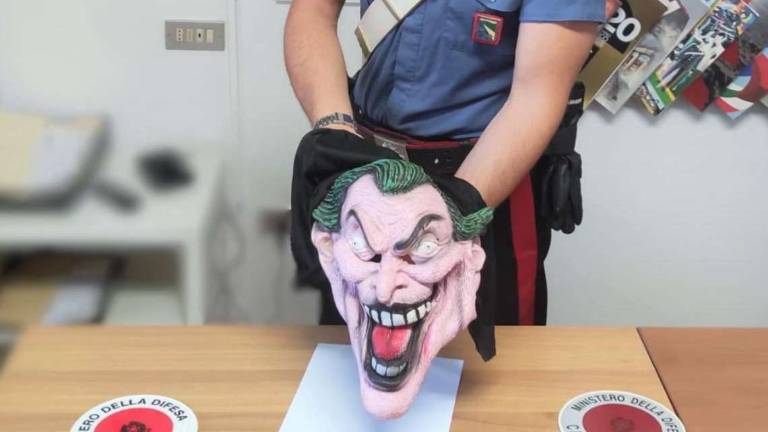 Imola, entra in piazza con un furgone a tutta velocità: denunciato