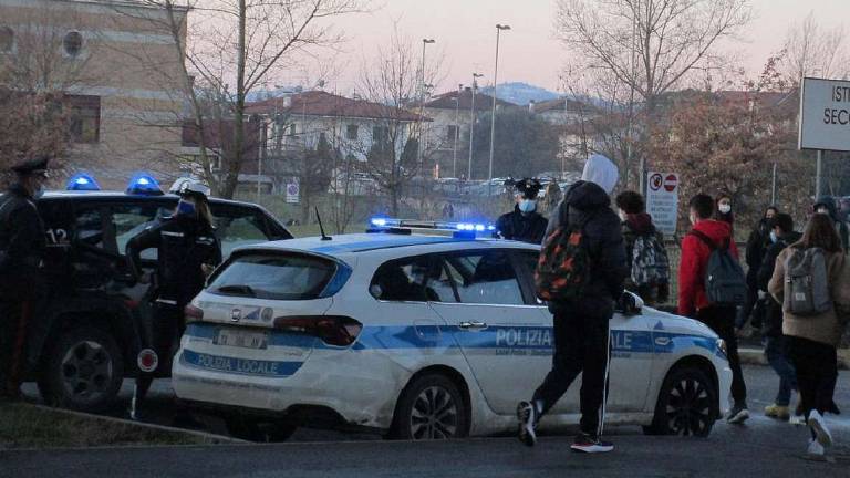 Cani anti droga e carabinieri al Marie Curie di Savignano