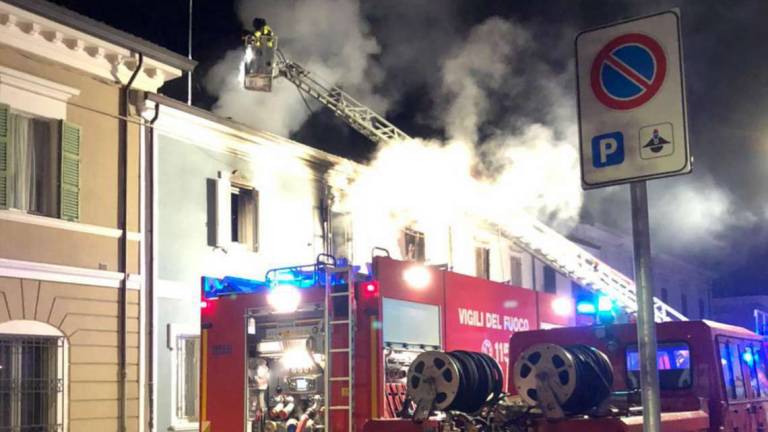 Incendio devasta una casa in centro a Savignano