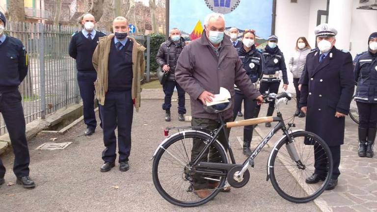 Cesenatico, i regali dei colleghi per decano dei vigili in pensione