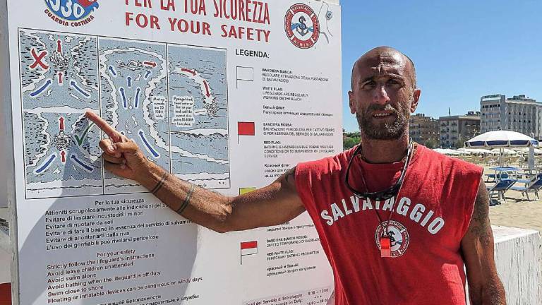 Un pronto intervento con defibrillatore salva un turista in spiaggia a Cattolica