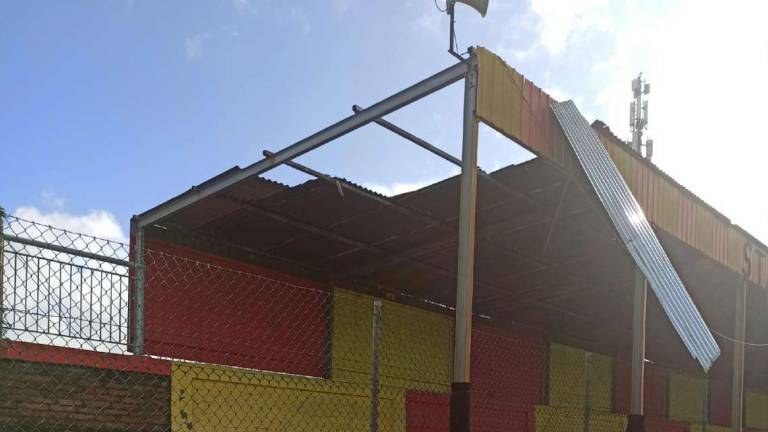 Calcio D, Sammaurese: il vento danneggia la copertura della tribuna