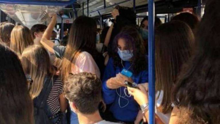 Scuola, steward e forze dell'ordine alle fermate dei bus