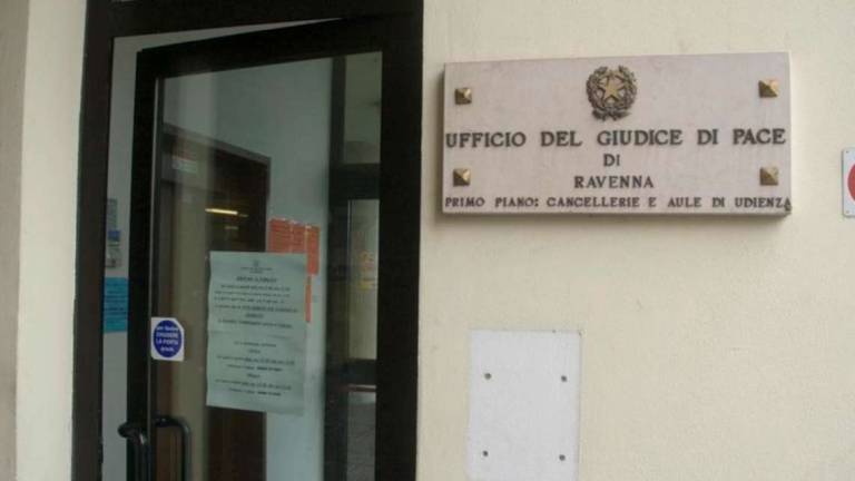 Ravenna, fa la spesa in orario d'ufficio: cancelliere a processo
