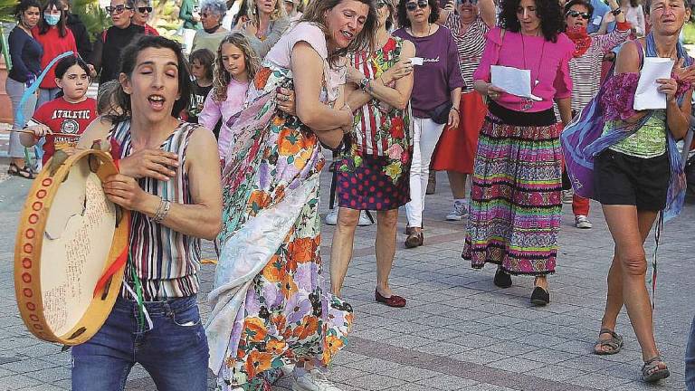 Cesenatico, corteo con danze e inni contro la dittatura sanitaria