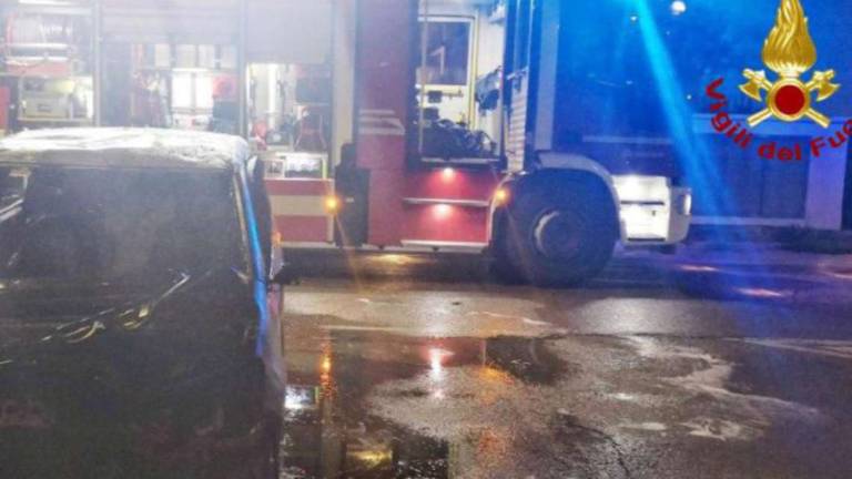 Ravenna, auto in fiamme nella notte a Marina Romea