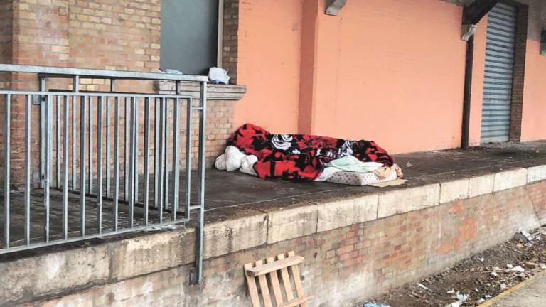 Cesena, senzatetto al freddo vicino ai binari della ferrovia