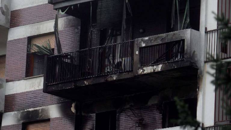 Rimini, prova a spegnere l'incendio ma ha un malore