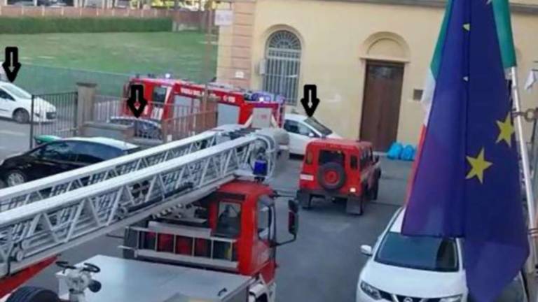 Imola, sosta selvaggia per la scuola, Vigili del Fuoco bloccati VIDEO