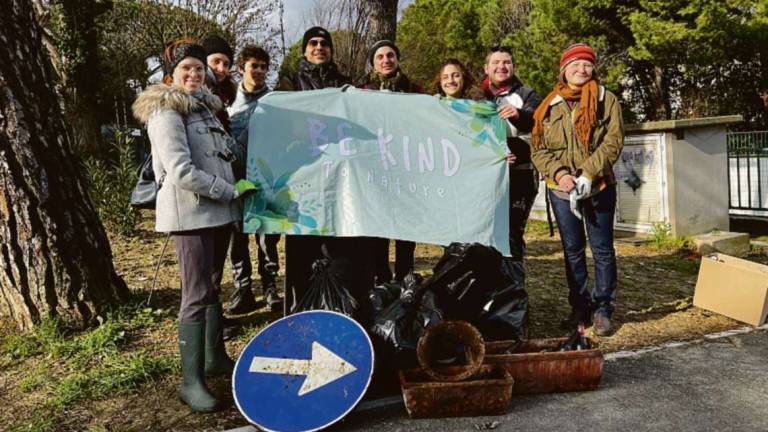 Riccione, dai vasi ai cartelli stradali: raccolti 150 chili di rifiuti ai Giardini Cossetto: