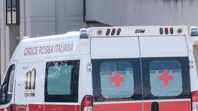 Imola, 93enne attende 6 ore per essere portato a casa da ambulanza
