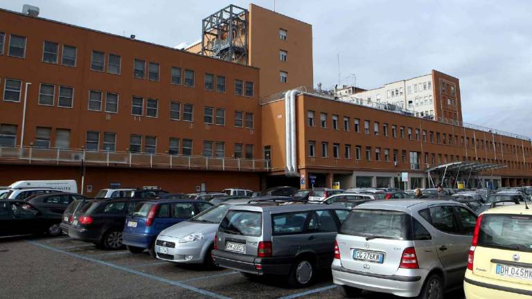 Cento stalli di sosta gratis per i dipendenti dell'ospedale di Cesena