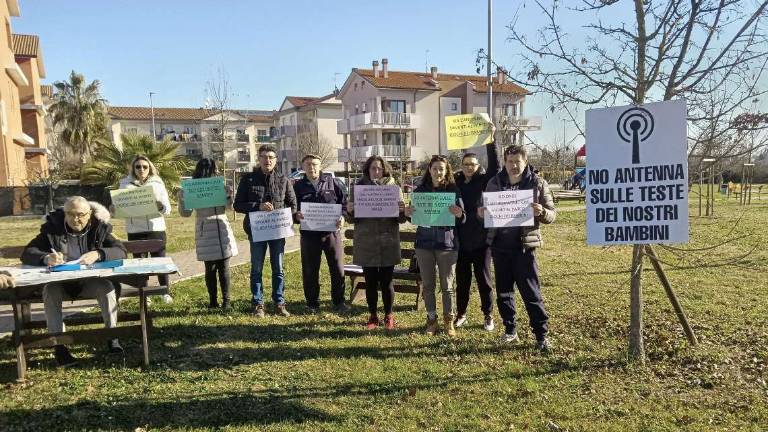 Riccione, no all'antenna Iliad sulle teste dei nostri bambini
