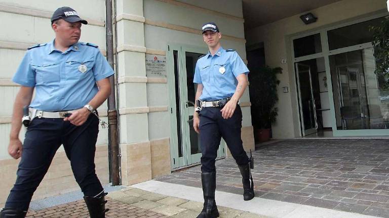 Bellaria, gli rimuovono l'auto parcheggiata in curva, 20enne cesenate impazzisce di rabbia