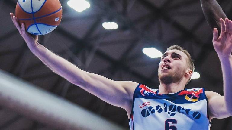 Basket B, il centro Giovanni Poggi sotto i tabelloni della Rekico Faenza