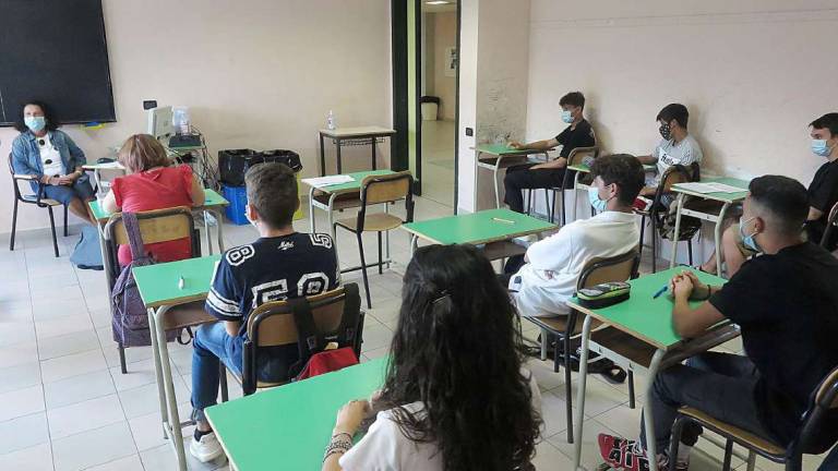 Rimini. Studenti costretti a fare merenda alternandosi a scacchiera