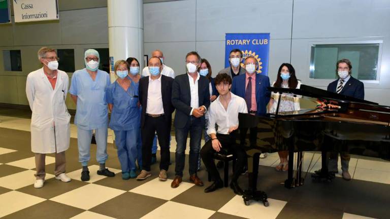 Il Rotary Club Forlì dona un pianoforte all'ospedale