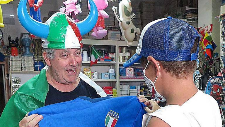 Tutti pazzi per l'Italia: a ruba maglie, bandiere e trombette